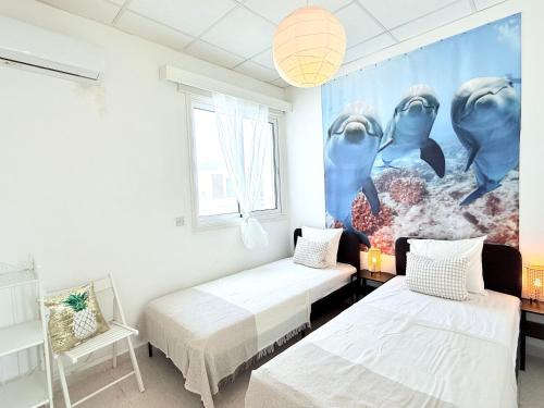 Postel nebo postele na pokoji v ubytování Dhekelia Seaview Apartment