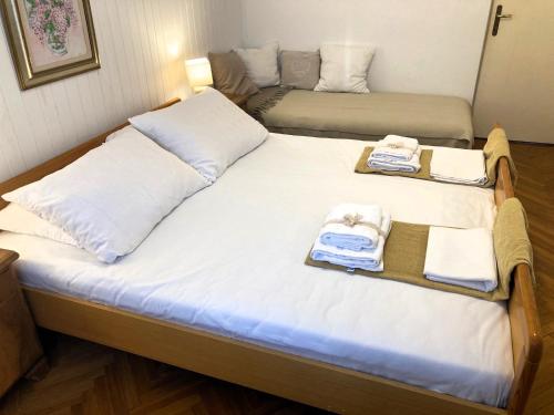 Ένα ή περισσότερα κρεβάτια σε δωμάτιο στο Apartman Feješ