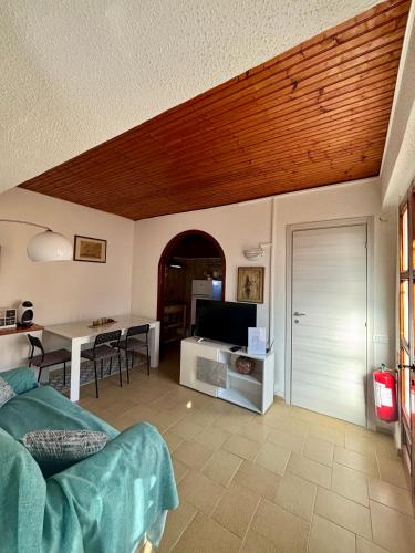 a living room with a bed and a table at La casetta di Tato in Monterosso al Mare