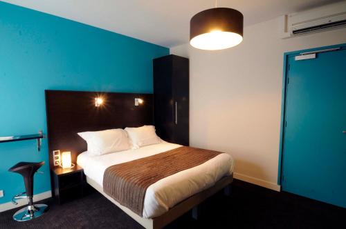 1 dormitorio con 1 cama grande y pared azul en La Pergola d'Arcachon, en Arcachon