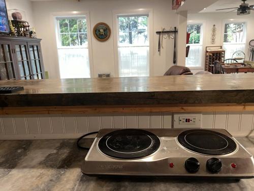 Dapur atau dapur kecil di Luxurious Lower Level
