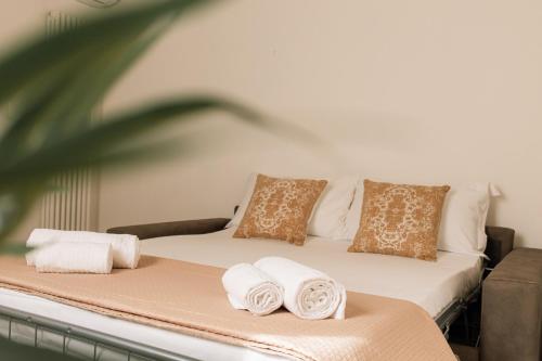 a bed with towels and pillows on it at GOMES COMFORT HOUSE in Valeggio sul Mincio
