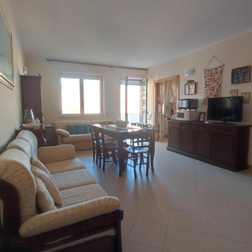 una sala de estar con un sofá y una mesa en Casa vacanze Colle della Minerva, en Otranto