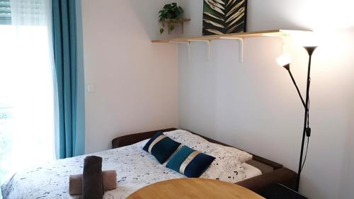 - une chambre avec un lit, une table et une lampe dans l'établissement Le Napoleon Paris Invalides Chambre Independante, à Paris