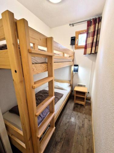 une chambre avec deux lits superposés dans l'établissement Les Chalets D'arrondaz - 4 pièces 6/8 personnes 48 m² MAE-2904, à Modane