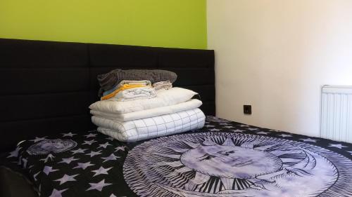 a room with a bed with a pile of towels at Kisfaludy Apartment House in Gárdony
