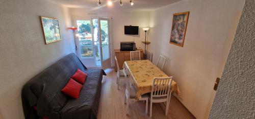 un salon avec un canapé et une table dans l'établissement Charmant 28m proche de la mers, à Bormes-les-Mimosas