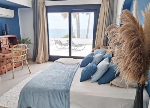 En eller flere senge i et værelse på Beachfront Villa