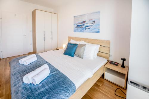 Кровать или кровати в номере Private Apartment Near Lake & Old Town Fast WiFi