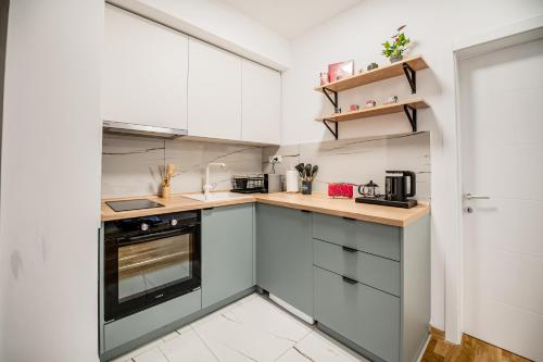 Кухня или мини-кухня в Private Apartment Near Lake & Old Town Fast WiFi
