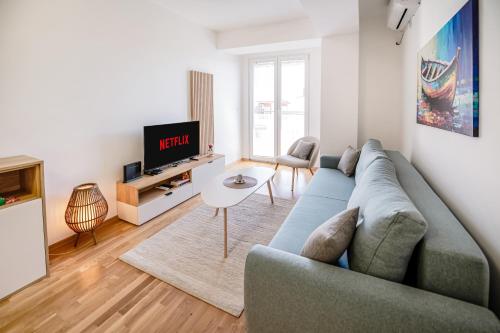Телевизор и/или развлекательный центр в Private Apartment Near Lake & Old Town Fast WiFi