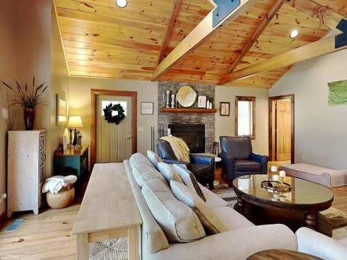 un salon avec un canapé et une table dans l'établissement Cozy Villa Berev, à Saint-Tropez