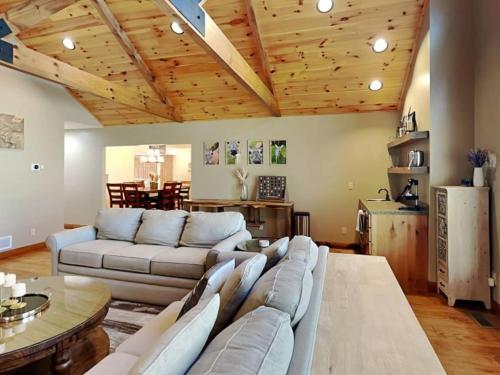 un salon avec un canapé et une table dans l'établissement Cozy Villa Berev, à Saint-Tropez