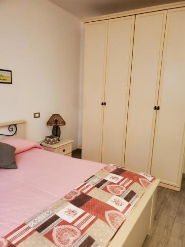 a bedroom with a bed and white cabinets at Casacobelli in Monzambano