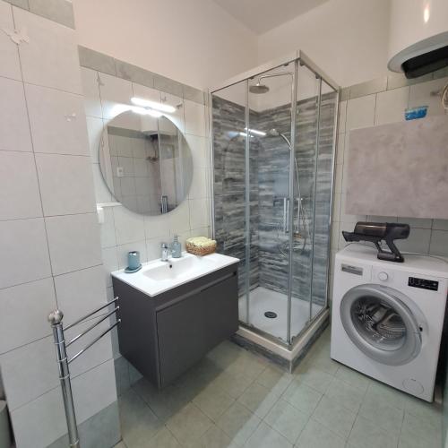 a bathroom with a sink and a washing machine at Casa Anna appartamento fronte mare Ventimiglia in Ventimiglia