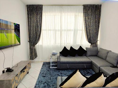TV a/nebo společenská místnost v ubytování Ajman Family AIDEN Premium VIP