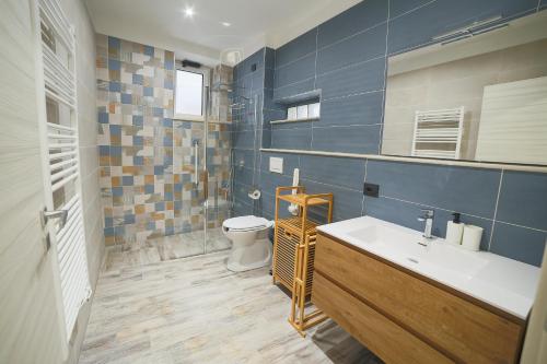 a bathroom with a sink and a toilet at Ka Millordi in Frascineto