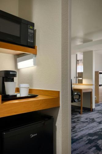 Η κουζίνα ή μικρή κουζίνα στο Fairfield Inn & Suites by Marriott Springdale