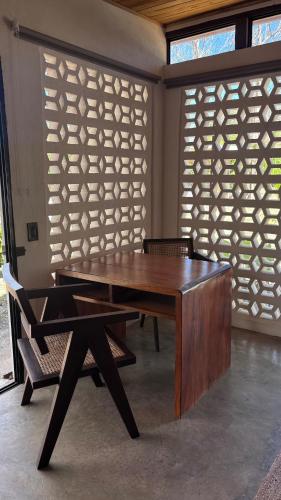 a wooden table and a bench in a room with a window at Cabina Tropically in San Francisco