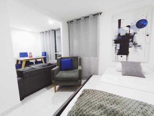 a living room with a couch and a chair at Apto zona norte a 20 min del buena vista in Barranquilla