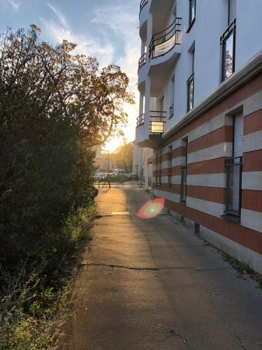a frisbee is flying down a street next to a building at Grand T2 tout confort 48 M2 - Offre cinéma et sport canal séries, netflix, Dazen, eurosport, apple TV, OCS, paramount, prime vidéo in Nancy