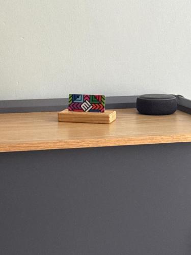 a wooden shelf with a plate and a wheel on it at Excelente departamento en jardín Balbuena in Mexico City