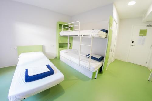 Krevet ili kreveti na kat u jedinici u objektu Sant Jordi Hostels Sagrada Familia