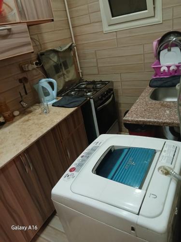 Una cocina o cocineta en شقة مميزه فرش فندقى شارع الخطيب المساحه