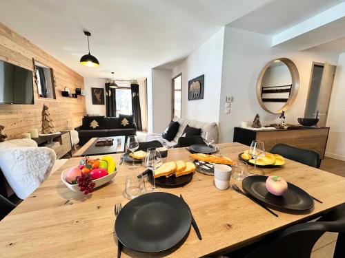 - une grande table en bois dans le salon dans l'établissement Varsea Residence - RESIDENCE VARSEA- T4 tout inclus Classé 3 MAE-1031, à Vars