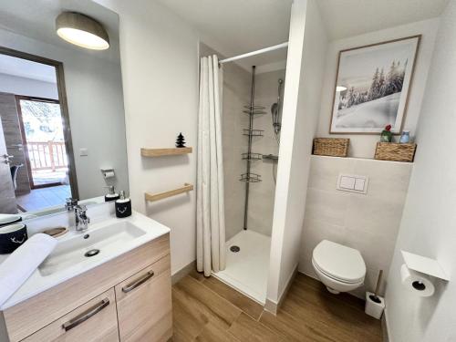 une salle de bain avec une douche, des toilettes et un lavabo dans l'établissement Varsea Residence - RESIDENCE VARSEA- T4 tout inclus Classé 3 MAE-1031, à Vars