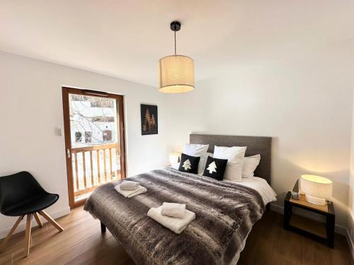 une chambre avec un lit avec deux serviettes dessus dans l'établissement Varsea Residence - RESIDENCE VARSEA- T4 tout inclus Classé 3 MAE-1031, à Vars