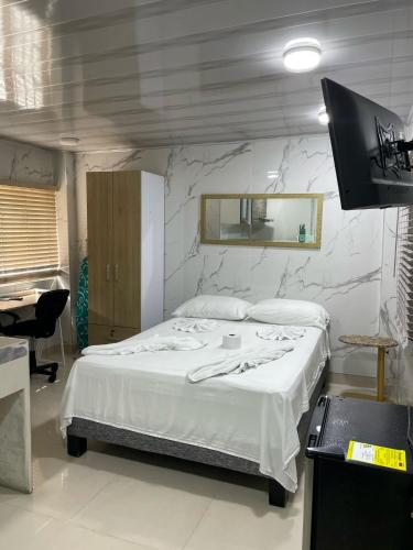 a bedroom with a bed and a mirror on the wall at Hotel Orduz Centro Histórico de Cali in Cali