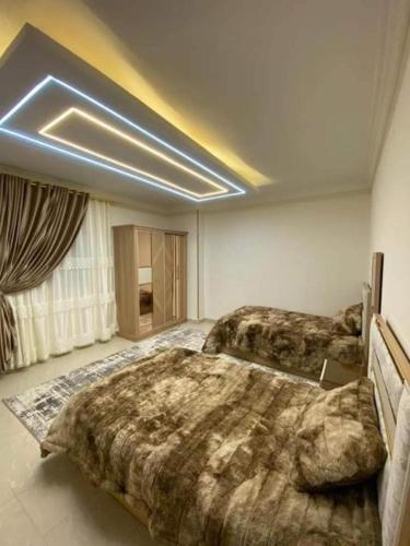 une grande chambre avec deux lits avec dans l'établissement LINCON inn, à Aqaba