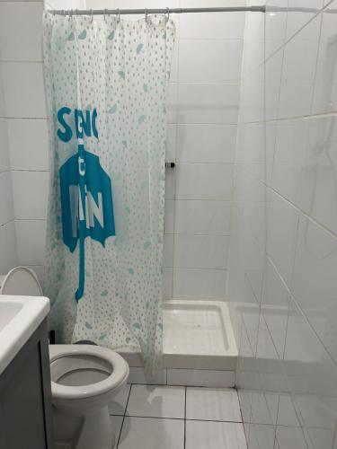 une salle de bain avec toilettes et rideau de douche dans l'établissement Piccola Terrazza, à Marseille