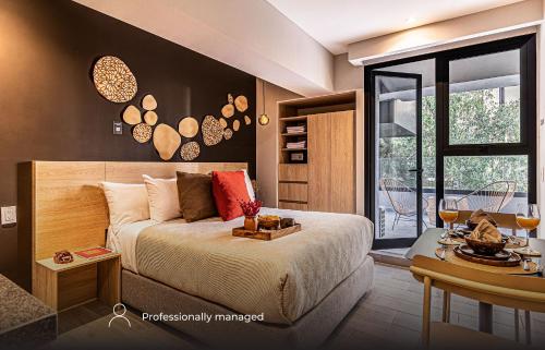 Un dormitorio con una cama grande y una mesa. en Kukun Inspire Polanco, en Ciudad de México