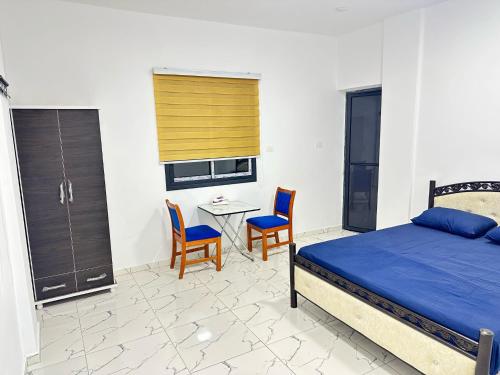 a bedroom with a bed and a table and chairs at Steele honey in Jericho