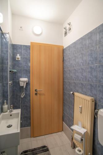 Salle de bains dans l'établissement Balcsi Apartman Hévíz