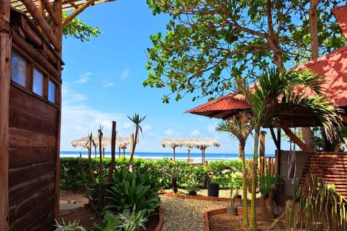 Jardín al aire libre en Cabañas La Tortuga