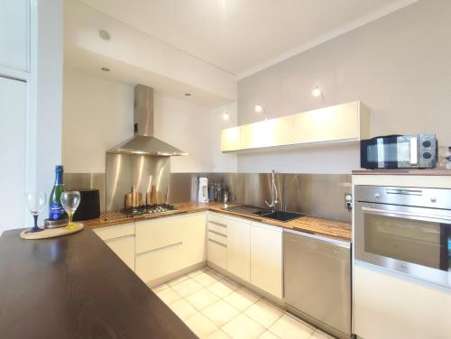 une cuisine avec des appareils en acier inoxydable et un comptoir dans l'établissement Appartement exceptionnel Bastide St Louis, à Carcassonne