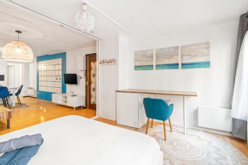 une chambre avec un lit, une table et des chaises dans l'établissement 2 pièces spacieux hyper-centre, à Toulouse