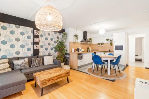 un salon avec un canapé et une table dans l'établissement 2 pièces spacieux hyper-centre, à Toulouse