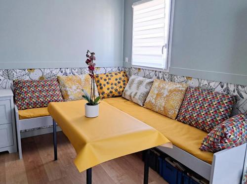 un salon avec un canapé et une table dans l'établissement Villa Joie, à La Turballe