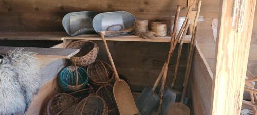 a group of hats and utensils on a shelf at Agroturystyka Przy Rajskim Sadzie in Nowy Berezów