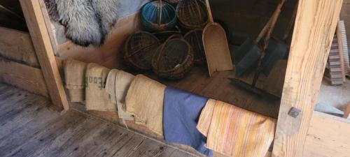 a wooden frame with baskets and yarn on the floor at Agroturystyka Przy Rajskim Sadzie in Nowy Berezów