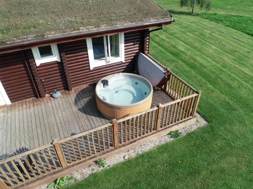 Imagen de la galería de Quail Lodge - Nordic Log Cabin, en Selby