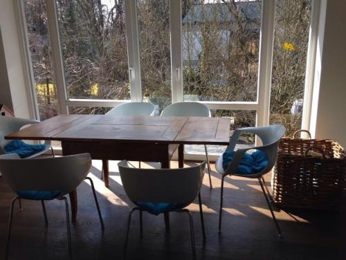 ein Esszimmer mit einem Holztisch und Stühlen in der Unterkunft Apartment Nürnberg in Nürnberg