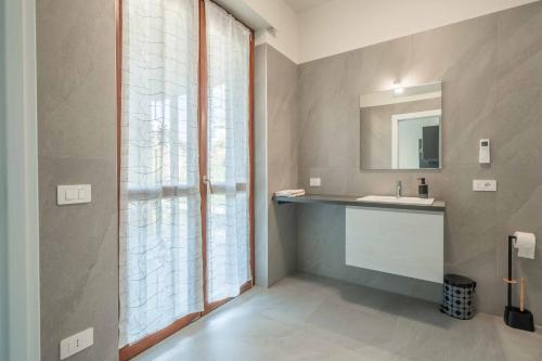 Fotografie z fotogalerie ubytování Einstein - Modern Apartment with Balcony v destinaci Somma Lombardo