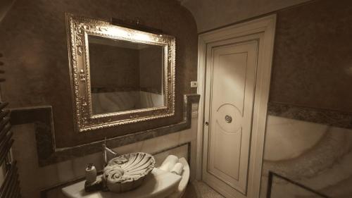 Bilik mandi di Opera Luxury Apartment