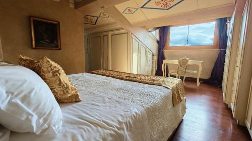 Katil atau katil-katil dalam bilik di Opera Luxury Apartment