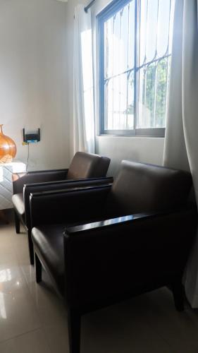 a living room with two couches and a window at Valle Bonito in Los Mochis